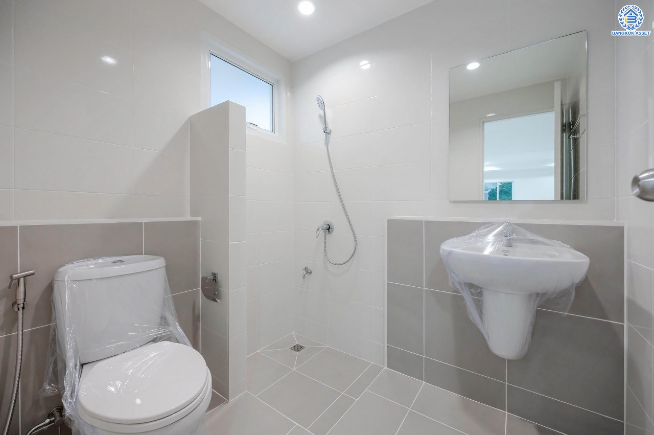 บ้านมือสองตกแต่งใหม่ โครงการ ชัยพฤกษ์ บางบัวทอง จากแบรนด์ LH หลังใหญ่กว่า 62.6 ตร.ว. ฟังก์ชัน 3 ห้องนอน 2 ห้องน้ำ จอดรถได้ 2 คัน พร้อม Facilities ครบครัน บนทำเลเดินทางสะดวก ติดถนนบางกรวย-ไทรน้อย ใกล้เซ็นทรัลเวสต์เกต และรถไฟฟ้าสายสีม่วง "สถานีบางพลู"...